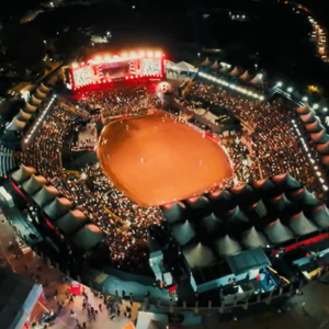 Rodeio com grande público em arena