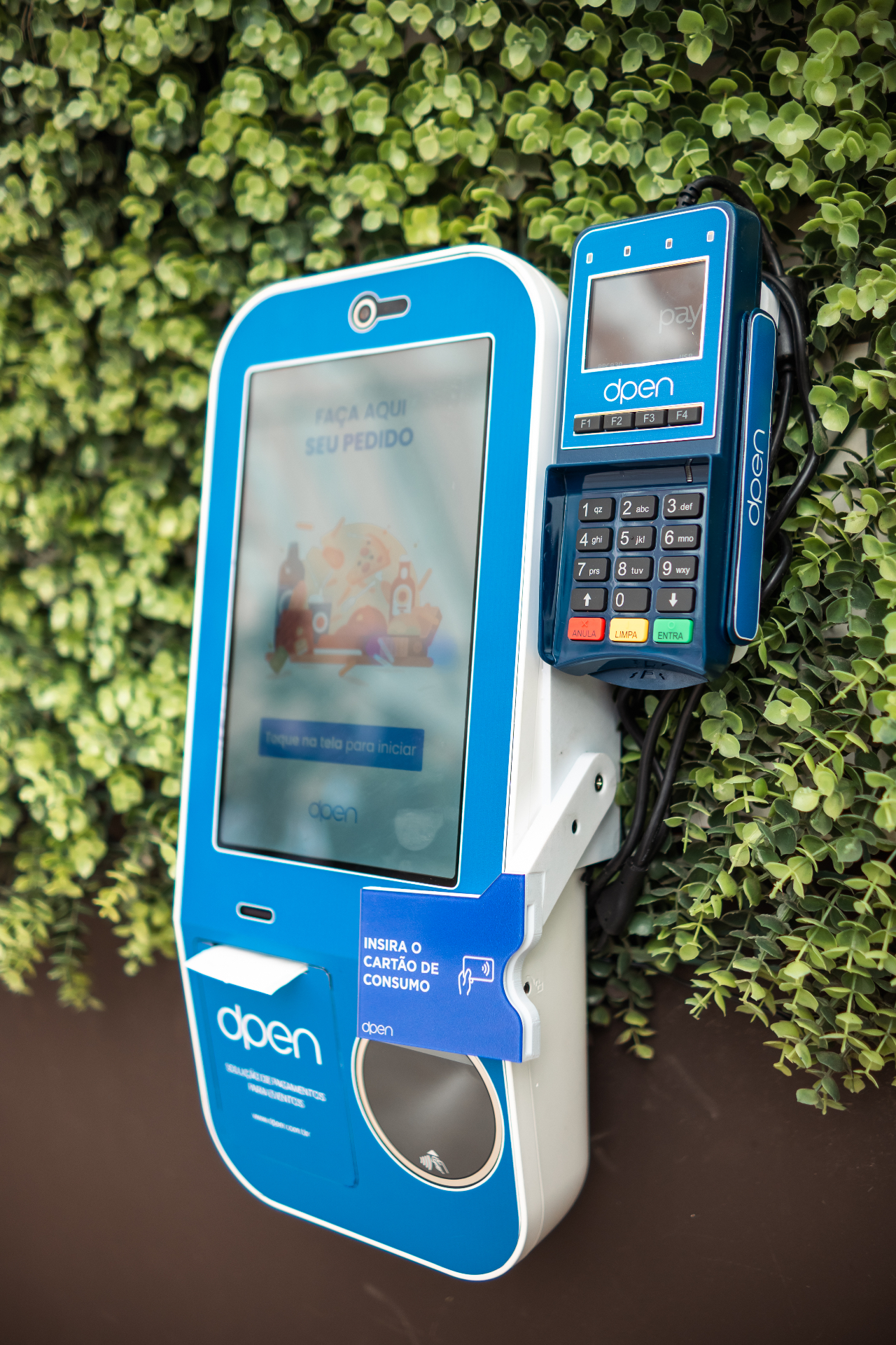 Totem Touch dpen sendo utilizado por cliente