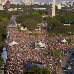 Festival ao ar livre com grande público e operação organizada