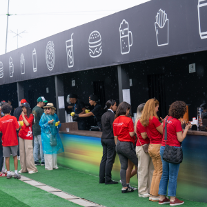Evento gastronômico com múltiplas barracas e praça de alimentação