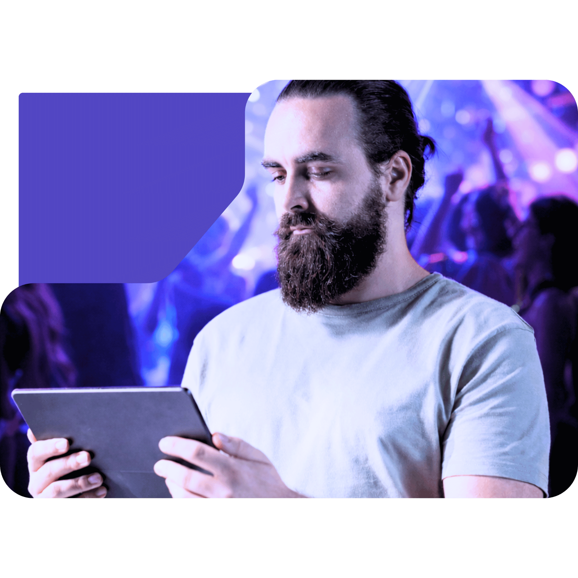 Gestor analisando dados em tempo real no tablet