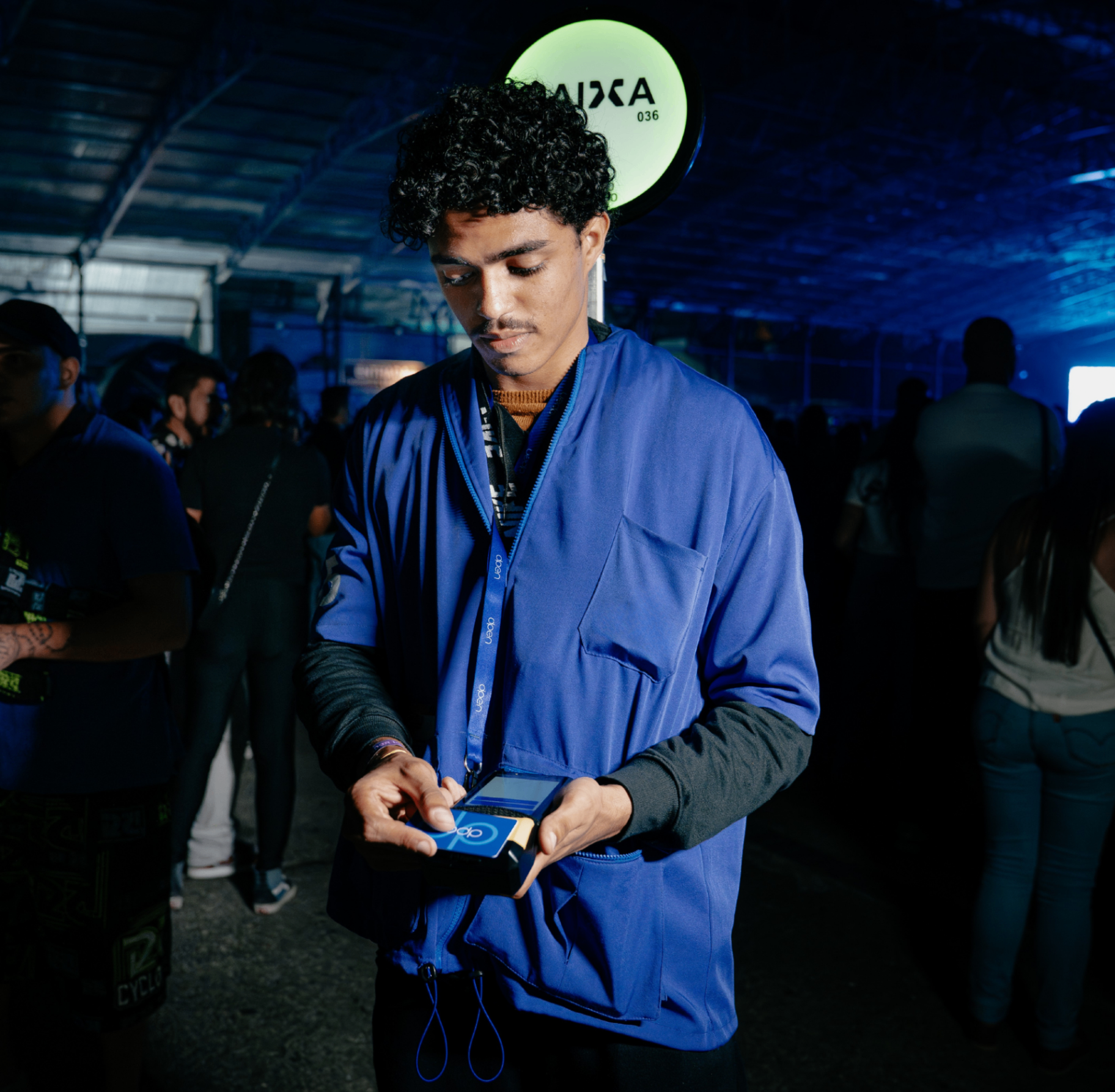 Operador ambulante dpen usando terminal de venda em evento
