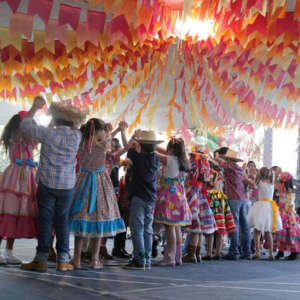Festa de escola ou paróquia com público familiar