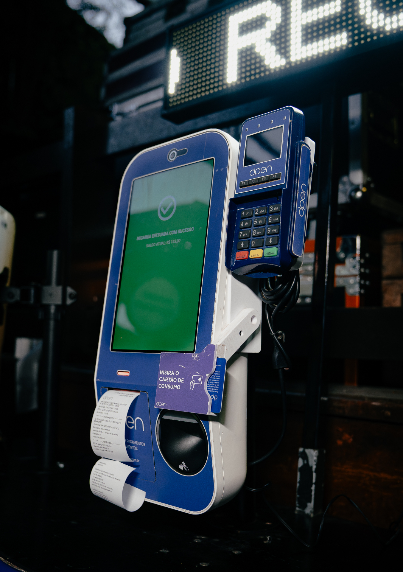 Maquininha dpen confirmando pagamento com cartão NFC